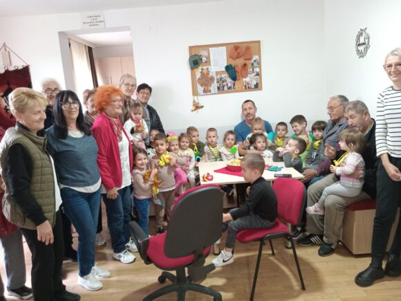 Посета млађе васпитне групе Дневном центру за старе.